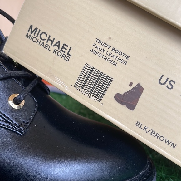 Michael Kors TRUDY BOOTIE FAUX LEATHER Black/Brown

49F0TRFE6L - Picture 16 of 16